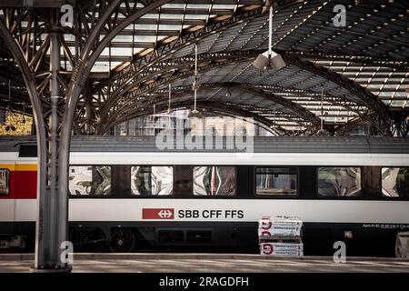 Abbildung eines Zuges mit dem Logo SBB CFF FFS am Kölner Bahnhof. Swiss Federal Railways oder SBB CFF FFS ist das nationale Eisenbahnunternehmen von SW Stockfoto