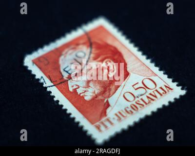 Bild einer Briefmarke mit dem Porträt von Josip broz Tito. Josip Broz, allgemein bekannt als Tito, war ein jugoslawischer kommunistischer Revolutionär und Staatsmann, Servi Stockfoto