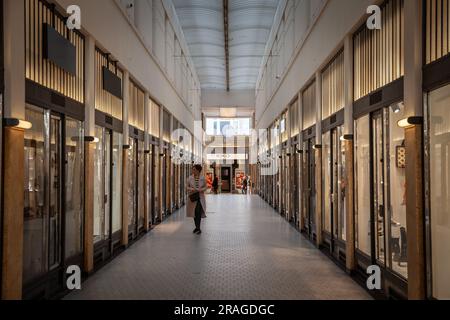 Bild der Passage Lemonnier von Lüttich, Belgien, mit Geschäften und Boutiquen im Stadtzentrum der Stadt. Es ist ein wichtiges Wahrzeichen der Altstadt von Stockfoto