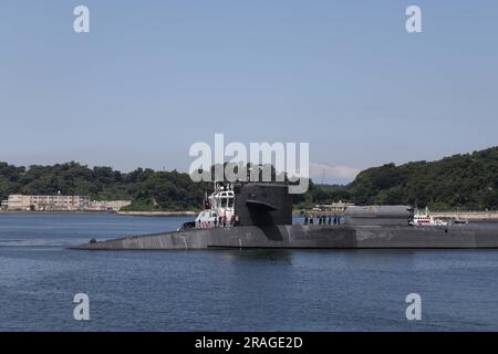 YOKOSUKA, Japan (2. Juli 2023) das U-Boot USS Michigan (SSGN 727) der Ohio-Klasse trifft am 2. Juli 2023 in Fleet Activities Yokosuka ein. Homeportiert in der Marinebasis Kitsap, Bangor, Washington, Michigan, bietet Streik- und Spezialmissionen von einer versteckten, geheimen Plattform aus. (USA Marinefoto von Travis Baley, Spezialist für Massenkommunikation 2.) Stockfoto