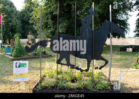 East Molesey, Surrey, Großbritannien. 3. Juli 2023. The Horses, Motion & Muybridge Garden beim RHS Hampton Court Palace Garden Festival. Der Garten ist eine Partnerschaft zwischen Community Brain, 121 Collective und South Western Railway. Kredit: Maureen McLean/Alamy Live News Stockfoto