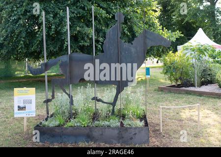 East Molesey, Surrey, Großbritannien. 3. Juli 2023. The Horses, Motion & Muybridge Garden beim RHS Hampton Court Palace Garden Festival. Der Garten ist eine Partnerschaft zwischen Community Brain, 121 Collective und South Western Railway. Kredit: Maureen McLean/Alamy Live News Stockfoto