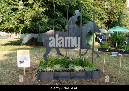 East Molesey, Surrey, Großbritannien. 3. Juli 2023. The Horses, Motion & Muybridge Garden beim RHS Hampton Court Palace Garden Festival. Der Garten ist eine Partnerschaft zwischen Community Brain, 121 Collective und South Western Railway. Kredit: Maureen McLean/Alamy Live News Stockfoto