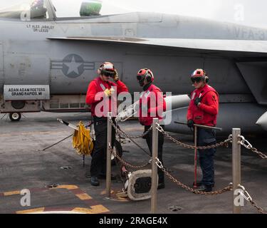 Matrosen, die dem größten Flugzeugträger der worldÕs, der Waffenabteilung USS Gerald R. FordÕs (CVN 78), zugeteilt wurden, bereiten sich auf den Transport von Munition aus einem Waffenaufzug auf dem Flugdeck vor, 1. Juli 2023. Gerald R. Ford ist die USA Der neueste und fortschrittlichste Flugzeugträger, NavyÕs einen Generationssprung in den USA darstellt NavyÕs Fähigkeit, Energie auf globaler Ebene zu projizieren. Die Gerald R. Ford Carrier Strike Group befindet sich in einem geplanten Einsatz in den USA Marinestreitkräfte Europa Einsatzgebiet, angestellt von den USA Sechste Flotte, die die Interessen der USA, Verbündeten und Partner verteidigt. (USA Navy-Foto von Mass Communic Stockfoto