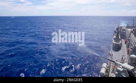 PHILIPPINE SEA (01. Juli 2023) der Arleigh-Burke-Class-Guided-Missile Destroyer USS Ralph Johnson (DDG 114) führt am 1. Juli eine Live-Feuerübung in der Philippinen See durch. Ralph Johnson ist dem Befehlshaber, der Task Force 71/Destroyer Squadron (DESRON) 15, der größten nach vorn eingesetzten DESRON der Marine und der Hauptstreitkraft der US-7.-Flotte zugewiesen. (USA Marinefoto von Mass Communication Specialist 1. Class Jamaal Liddell) Stockfoto