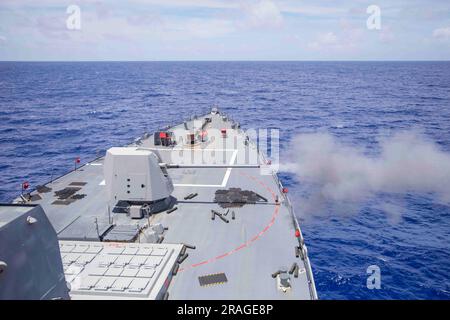 PHILIPPINE SEA (01. Juli 2023) der Arleigh-Burke-Class-Guided-Missile Destroyer USS Ralph Johnson (DDG 114) führt am 1. Juli eine Live-Feuerübung in der Philippinen See durch. Ralph Johnson ist dem Befehlshaber, der Task Force 71/Destroyer Squadron (DESRON) 15, der größten nach vorn eingesetzten DESRON der Marine und der Hauptstreitkraft der US-7.-Flotte zugewiesen. (USA Marinefoto von Mass Communication Specialist 1. Class Jamaal Liddell) Stockfoto