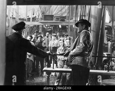 Lionel Barrymore (Rückansicht links), Dean Stockwell (kleiner Junge, Mitte), am Filmset „Down to the Sea in Ships“, 20. Century-Fox, 1949 Stockfoto