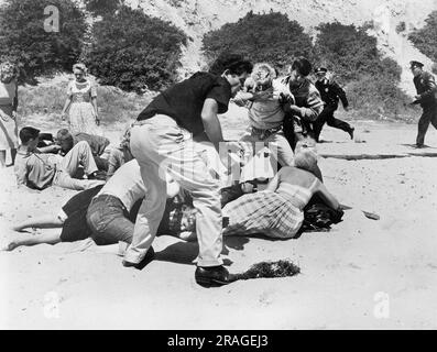 Marilyn Carroll, Gary Clarke, John Garwood, Yvonne Lime, Connie Stevens, Gary Turnbull, Kampfszene, Drehort des Films, "Dragstrip Riot", American International Pictures, 1958 Stockfoto