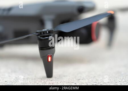 Nahaufnahme von Motor und Propeller des Drohnen-Quadcopters zur Aufnahme von Videos und Bildern. Überprüfung vor dem Start. Stockfoto