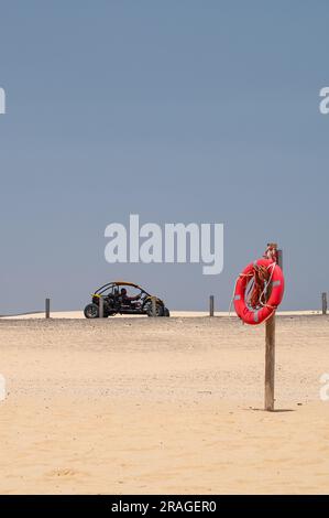 An einem heißen Sommertag fährt ein Dünen-Buggy durch den Corralejo Beach, auch bekannt als „Grandes Playas de Corralejo“ nördlich von Fuerteventura in Stockfoto