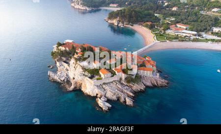 Sveti Stefan aus der Vogelperspektive im Abendlicht - Sveti Stefan, Montenegro Stockfoto
