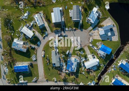 Zerstört durch Hurrikan Starkwind Häuser in Vorstädten in Florida Wohnmobil Wohngebiet. Folgen von Naturkatastrophen. Stockfoto