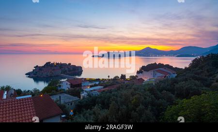 Farbenfroher Sonnenuntergang vom Aussichtspunkt - Sveti Stefan, Montenegro Stockfoto
