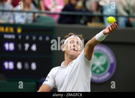 Wimbledon. Samen Nummer 4, Casper Ruud aus Norwegen. 03. Juli 2023. In Aktion während seines ersten Spiels gegen Laurent Lokoli von Frankreich während der Eröffnung in Wimbledon. Kredit: Adam Stoltman/Alamy Live News Stockfoto