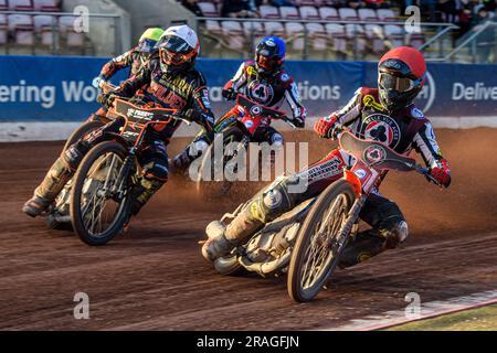 Jaimon Lidsey (Rot) führt Ryan Douglas (Weiß) Rory Schlein (Gelb) und Charles Wright (Blau) beim Sport-Versicherungs-Premiership-Spiel zwischen Belle Vue Aces und Wolverhampton Wolves am Montag, den 3. Juli 2023, im National Speedway Stadium in Manchester an. (Foto: Ian Charles | MI News) Guthaben: MI News & Sport /Alamy Live News Stockfoto