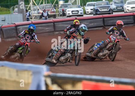 Ryan Douglas (Weiß) führt Jaimon Lidsey (Rot), Charles Wright (Blau) und Zach Cook (Gelb) während des Sports Insurure Premiership-Spiels zwischen Belle Vue Aces und Wolverhampton Wolves am Montag, den 3. Juli 2023, im National Speedway Stadium in Manchester an. (Foto: Ian Charles | MI News) Guthaben: MI News & Sport /Alamy Live News Stockfoto