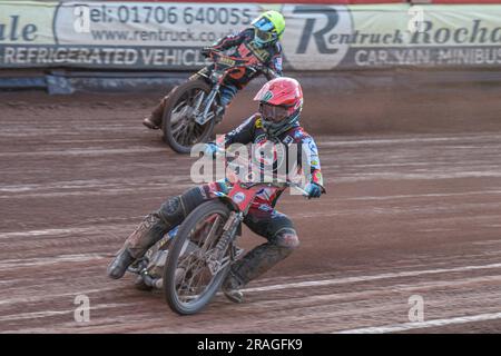 Jaimon Lidsey (Rot) führt Ryan Douglas (Gelb) am Montag, den 3. Juli 2023, beim Sport-Versicherungs-Premiership-Spiel zwischen Belle Vue Aces und Wolverhampton Wolves im National Speedway Stadium in Manchester an. (Foto: Ian Charles | MI News) Guthaben: MI News & Sport /Alamy Live News Stockfoto