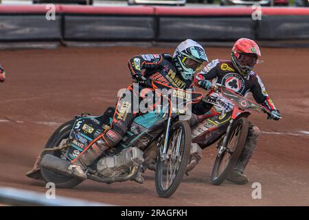 Ryan Douglas (Weiß) führt Jaimon Lidsey (Rot) am Montag, den 3. Juli 2023, beim Spiel der Sports Insurure Premiership zwischen Belle Vue Aces und Wolverhampton Wolves im National Speedway Stadium in Manchester an. (Foto: Ian Charles | MI News) Guthaben: MI News & Sport /Alamy Live News Stockfoto