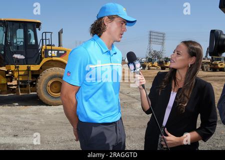 Der Quarterback Justin Herbert von Los Angeles Chargers (links) wird von Bridget Condon, dem NFL Network-Reporter, während der Chargers Spatenstich für das Hauptquartier und die Trainingseinrichtung am Mittwoch, den 18. Mai 2022, in El Segundo, interviewt. Kalif. Stockfoto