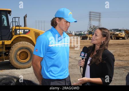 Der Quarterback Justin Herbert von Los Angeles Chargers (links) wird von Bridget Condon, dem NFL Network-Reporter, während der Chargers Spatenstich für das Hauptquartier und die Trainingseinrichtung am Mittwoch, den 18. Mai 2022, in El Segundo, interviewt. Kalif. Stockfoto