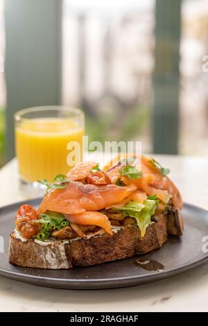 Avocado Lachs Toast hausgemacht Stockfoto