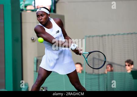 London, Großbritannien. 14. Juni 2023. 03. Juli 2023 - Wimbledon. American Coco Gauff während ihres ersten Siegesverlusts gegenüber Sonia Kenin während des Eröffnungstages des ersten Spiels in Wimbledon. Kredit: Adam Stoltman/Alamy Live News Stockfoto