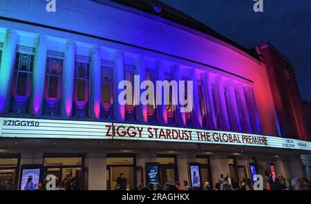 London, Großbritannien. 03. Juli 2023. Ein kürzlich restaurierter Konzertfilm von David Bowie wurde genau 50 Jahre nach seiner Aufnahme in London an demselben Ort vorgestellt. „Ziggy Stardust and the Spiders from Mars: The Motion Picture“ wurde eingeladenen Gästen und Fans am Montagabend im Eventim Apollo gezeigt. In der Konzerthalle, früher Hammersmith Odeon, gab Bowie am 3. Juli 1973 das letzte historische Konzert unter seinem Namen Ziggy Stardust mit der Band Spiders vom Mars. Kredit: Philip Dethlefs/dpa/Alamy Live News Stockfoto