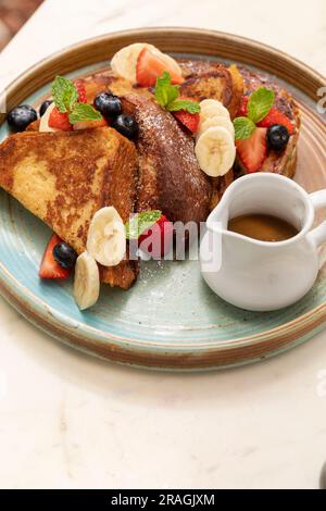 French Toast mit tropischen Früchten an einem sonnigen Morgen Stockfoto