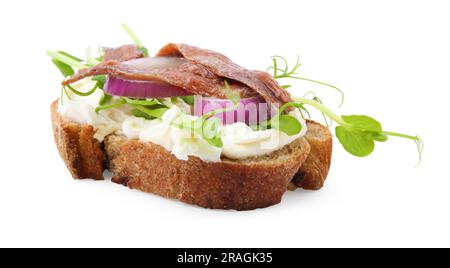Köstliches Bruschetta mit Sardellen, Frischkäse, roten Zwiebeln und Grün isoliert auf Weiß Stockfoto