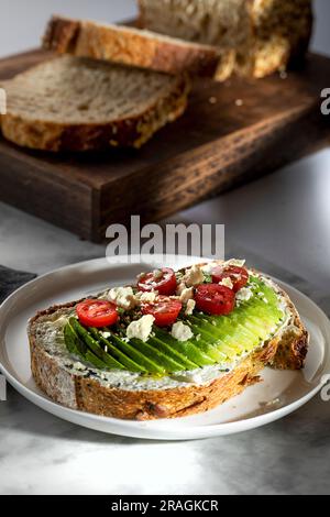 Avocado Toast mit Kirschtomaten und Fetakäse Stockfoto