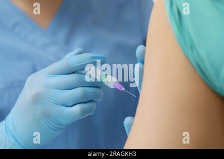 Arzt, der dem Patienten Hepatitis-Impfstoff gibt, Nahaufnahme Stockfoto