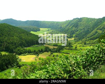 Kraterinnenraum bei Sete Cidades, Sao Miguel Insel, Azoren, Portugal. Stockfoto