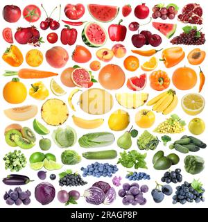 Viele frische Früchte und Gemüse in Regenbogenfarben auf weißem Hintergrund, Collage Stockfoto