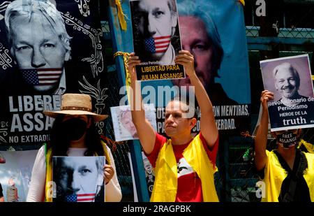 3. Juli 2023, Mexiko-Stadt, Mexiko-Stadt: Aktivisten protestieren diesen Montag vor der US-Botschaft in Mexiko, um die Freilassung des Gründers von WikiLeaks, Julian Assage, zu fordern. Die Aktivisten erinnerten sich an den 52. Geburtstag des Journalisten und legten Kuchen und Nachrichten zu seinen Ehren ab.Julian Assange konnte zu bis zu 175 Jahren Gefängnis verurteilt werden. Assange wird aufgrund eines Auslieferungsersuchens der USA im Belmarsh High Security Prison im Vereinigten Königreich festgehalten. (Kreditbild: © Jorge Nunez/ZUMA Press Wire) NUR REDAKTIONELLE VERWENDUNG! Nicht für den kommerziellen GEBRAUCH! Stockfoto