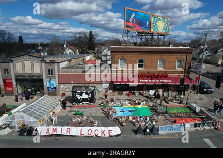 Der George Floyd Memorial Square am Cup Foods an der Kreuzung von Chicago Avenue und 38th Street, Samstag, 2. April 2022, in Minneapolis. Stockfoto