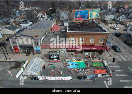 Der George Floyd Memorial Square am Cup Foods an der Kreuzung von Chicago Avenue und 38th Street, Samstag, 2. April 2022, in Minneapolis. Stockfoto