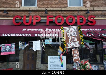 Der George Floyd Memorial Square am Cup Foods an der Kreuzung von Chicago Avenue und 38th Street, Samstag, 2. April 2022, in Minneapolis. Stockfoto