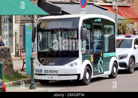 Der vollelektrische Bus Lohr Cristal mit Selbstfahrer für öffentliche Verkehrsmittel, ein Shuttle-Bus oder ein Ersatzbus, April 2023. Stockfoto