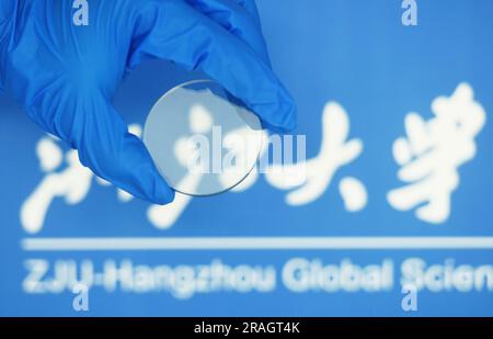 HANGZHOU, CHINA - 30. MAI 2023 - Ein Galliumoxid-Wafer mit einem Durchmesser von 50,8 mm ist im Hangzhou International Science and Innovation Cent abgebildet Stockfoto