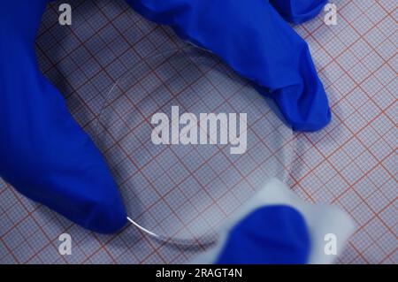 HANGZHOU, CHINA - 30. MAI 2023 - Ein Galliumoxid-Wafer mit einem Durchmesser von 50,8 mm ist im Hangzhou International Science and Innovation Cent abgebildet Stockfoto