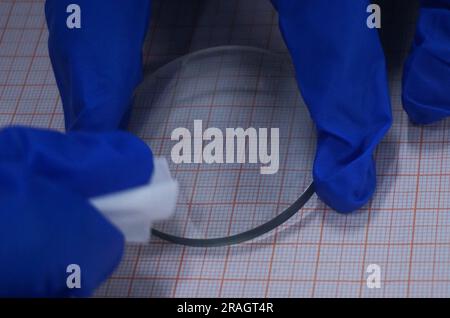 HANGZHOU, CHINA - 30. MAI 2023 - Ein Galliumoxid-Wafer mit einem Durchmesser von 50,8 mm ist im Hangzhou International Science and Innovation Cent abgebildet Stockfoto