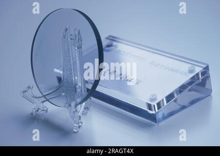 HANGZHOU, CHINA - 30. MAI 2023 - Ein Galliumoxid-Wafer mit einem Durchmesser von 50,8 mm ist im Hangzhou International Science and Innovation Cent abgebildet Stockfoto