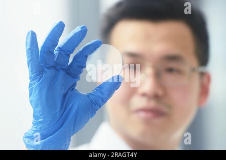 HANGZHOU, CHINA - 30. MAI 2023 - Ein Galliumoxid-Wafer mit einem Durchmesser von 50,8 mm ist im Hangzhou International Science and Innovation Cent abgebildet Stockfoto