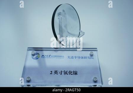 HANGZHOU, CHINA - 30. MAI 2023 - Ein Galliumoxid-Wafer mit einem Durchmesser von 50,8 mm ist im Hangzhou International Science and Innovation Cent abgebildet Stockfoto