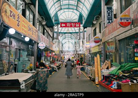 Leute, die in einem traditionellen Marktplatz in Südkorea einkaufen. Stockfoto