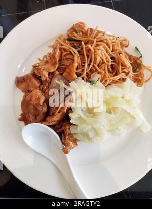 Frische Nudeln mit Fleisch und Gemüse auf dem weißen Teller Stockfoto