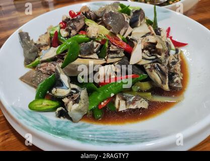 hühnchen mit sichuan-Pfeffer und grüner und roter Paprika Stockfoto
