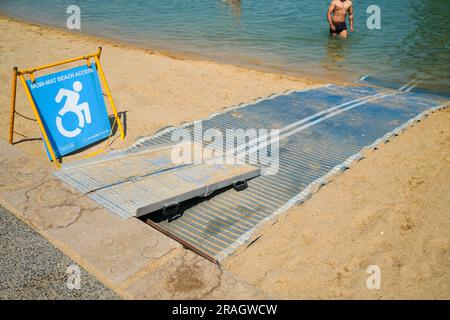 Mobil-Mat Zugang zum Strand an der Darwin Waterfront Lagune, in Darwin, Northern Territory, Australien. Stockfoto