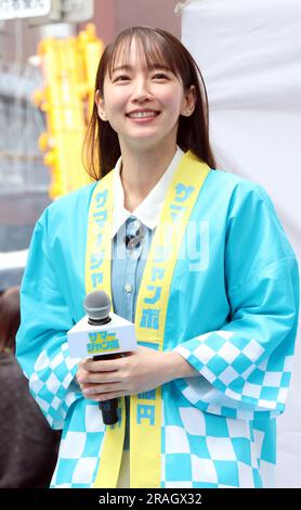 Tokio, Japan. 4. Juli 2023. Die japanische Schauspielerin Riho Yoshioka nimmt an einer Werbeveranstaltung der Summer Jumbo Lottery Teil. Das erste Ticket ist in Tokio am Dienstag, den 4. Juli 2023 erhältlich. Tausende von Kunden warteten auf Tickets in der Hoffnung eines Milliardärs. (Foto: Yoshio Tsunoda/AFLO) Stockfoto