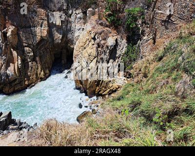 La Quebrada ist eine Klippe mit einem Kanal im Hafen von Acapulco, Guerrero, Mexiko, wo das berühmte Tauchen von jungen Leuten durchgeführt wird, die darauf klettern Stockfoto